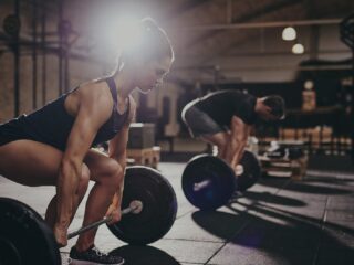 entrainement cardio HIIT avec deadlift femme homme