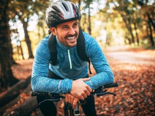 homme sourire velo automne