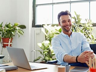homme bureau plantes