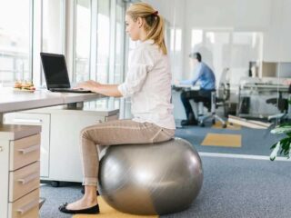 swiss ball bureau ballon instabilite gym posture