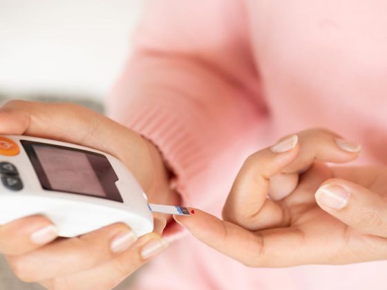 personne diabetique de type 2 mesurant sa glycemie avant le jeune ramadan