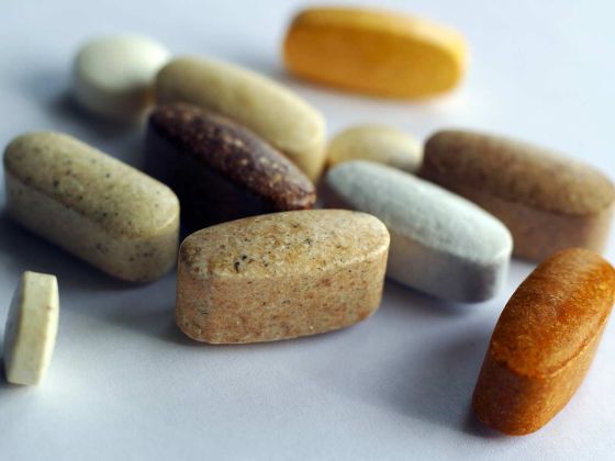 surdose vitamines danger hypervitaminose exces toxicite symptomes risques prevention surdosage intoxication