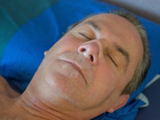 mouth taping dormir sommeil ronflement respiration nasale danger risque sante scotch bouche nez
