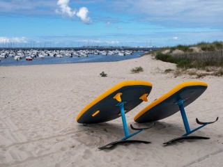 wing foil rider volant au dessus des vagues planche