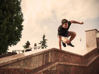 parkour sport acrobatique franchissement obstacles techniques sauts roulades freerunning