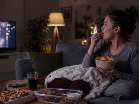 couche tard cette habitude alimentaire fait grossir